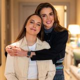 26. September 2024 Prinzessin Salma bekommt heute wohl eine besonders große Umarmung von ihrer Mutter, denn sie feiert ihren 24. Geburtstag. Zu diesem schönen Anlass teilt Königin Rania ein neues Mutter-Tochter-Foto auf Instagram und schreibt dazu: "Dein Lächeln ist einer der größten Segen meines Lebens. Alles Gute zum Geburtstag, meine süße Salma". 