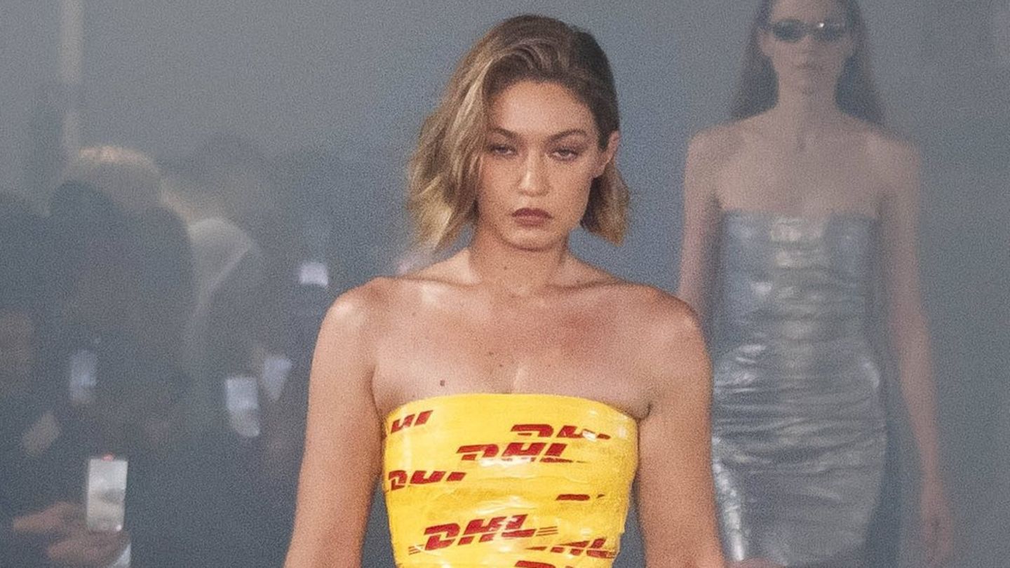 Gigi Hadid: Model stolpert in Klebeband-Kleid bei Paris-Fashion-Week