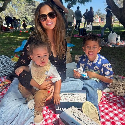 29. September 2024 "Was für eine Woche", schreibt Chrissy Teigen zu ihren neusten Familienfotos auf Instagram. Dazu gehört auch dieser schöne Schnappschuss aus dem Park. Während Miles sein Eis genießt, hält Mama Chrissy ihren jüngsten Sohn Wren im Arm. Doch auch Esti und Luna dürfen im virtuellen Fotoalbum nicht fehlen... 