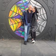 Michael Douglas besucht seine Liebste am Set der zweiten Staffel von "Wednesday". Catherine Zeta-Jones spielt in der beliebten Serie Familienoberhaupt Morticia Addams und sagt über den Besuch ihres Mannes: "Morticia würde solche Normalos normalerweise verbannen, sie macht aber eine Ausnahme, weil 'Ein perfekter Mord' mit Michael in der Hauptrolle einer ihrer Lieblingsfilme ist." Sogar ein Küsschen gibt es für den Schauspieler. Glück gehabt! 