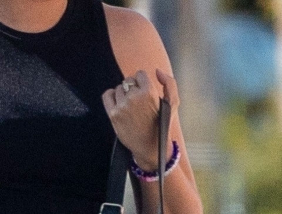 Jazmin Grace Grimaldi trägt einen auffälligen Ring an ihrem Mittelfinger.