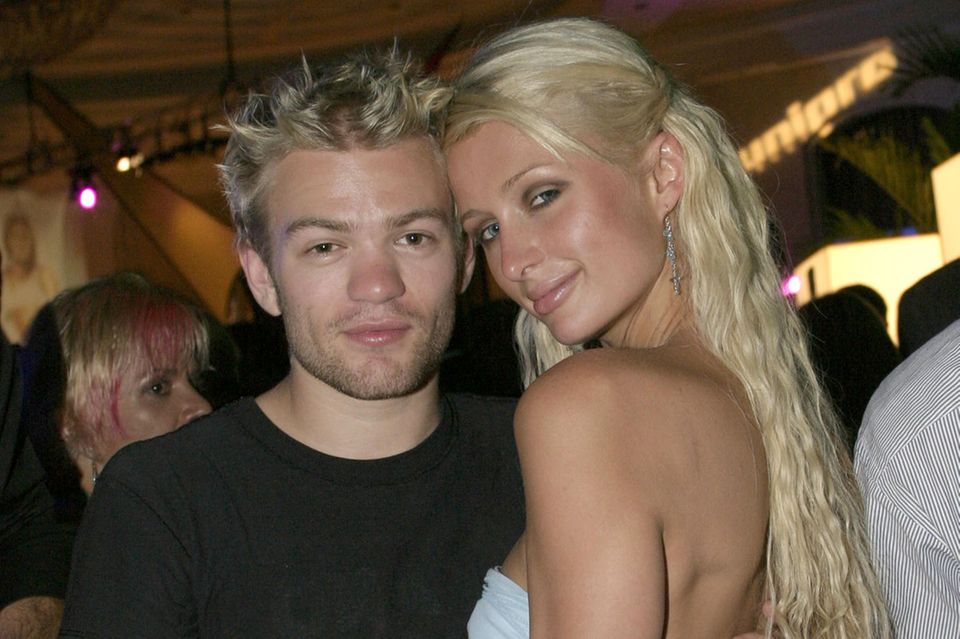 Deryck Whibley and Paris Hilton at an afterparty in Miami Beach in September 2003.