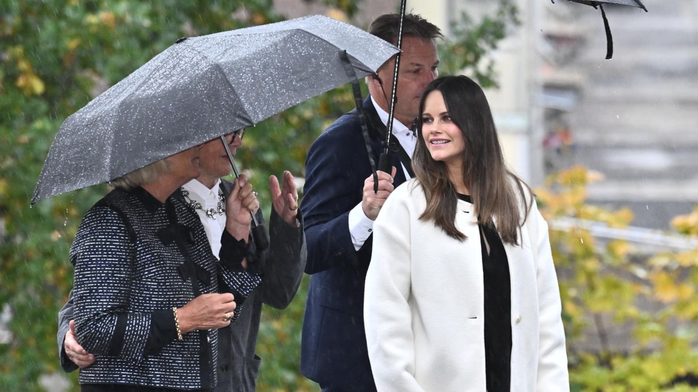 Royaler-Terminkalender-2024-Prinzessin-Sofia-l-sst-die-Sch-ler-nicht-im-Regen-stehen