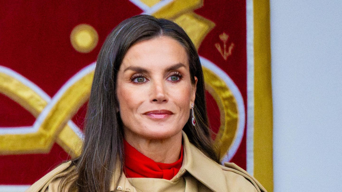 Königin Letizia: Königin Letizia sorgt mit Trenchcoat von deutscher Influencerin für Stimmung