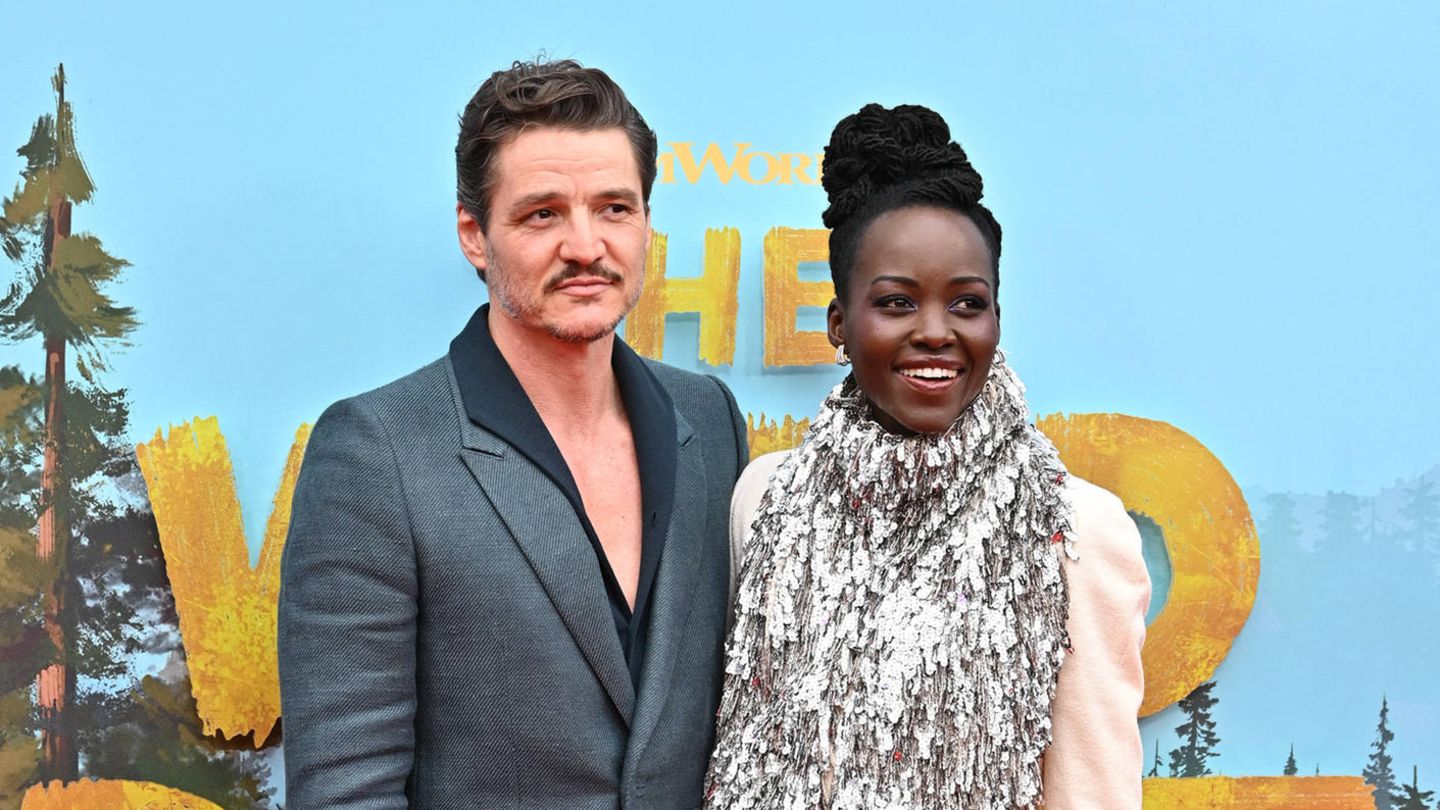 Red-Carpet-Style 2024: Lupita Nyong'o strahlt mit auffälligem Silberschal