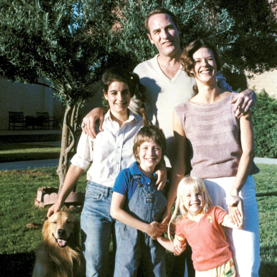V.l.n.r.: Die "Poltergeist"-Filmfamilie Dominique Dunne (†), Craig T. Nelson, Oliver Robins, JoBeth Williams und Heather O'Rourke (†)