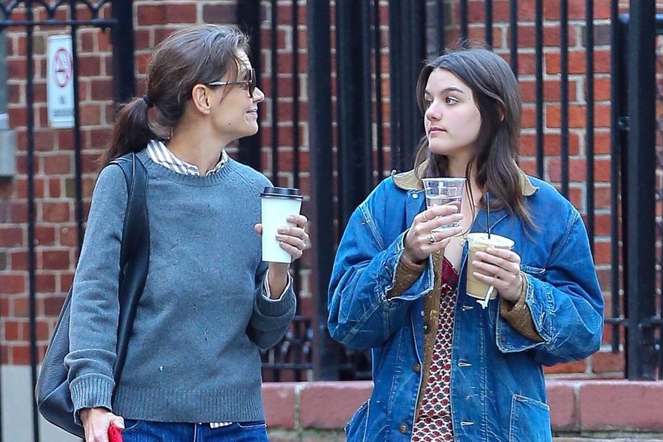 Suri Cruise: In New York unterstützt sie Mama Katie Holmes | GALA.de