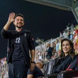 15. Oktober 2024 Kronprinz Hussein besucht diese Woche das Fußballspiel von Jordanien gegen Oman im Rahmen der Qualifikation zur Fußball-WM 2026 im Stadion von Amman. Begleitet wird der Prinz von Ehefrau Rajwa. Für die Prinzessin ist es der erste öffentliche Auftritt seit der Geburt ihrer Tochter Iman im August. 