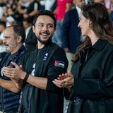 Prinz Hussein und Prinzessin Rajwa applaudieren für ihre Mannschaft. Das Paar scheint die gemeinsame Zeit sichtlich zu genießen und lächelt sich glücklich an. 