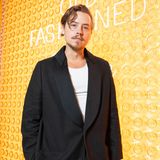 Heute hat Cole Sprouse eine lange Filmografie, er arbeitet unter anderem als Synchronsprecher. Außerdem zeigt der Schauspieler sich gerne bei Events, so wie hier bei der Fashion Week in Paris 2024. 