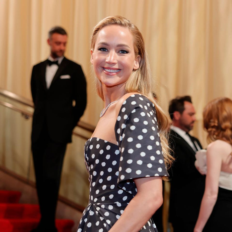 Jennifer Lawrence: Knutschend gesichtet! Hier zeigt sie ihren Babybauch ...