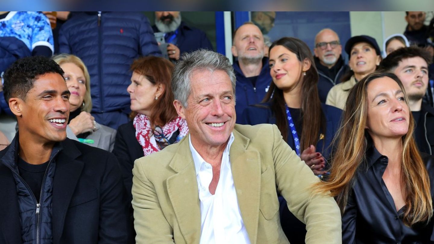 Hugh Grant jubelt für Como 1907: Hollywood-Glamour im italienischen Stadion