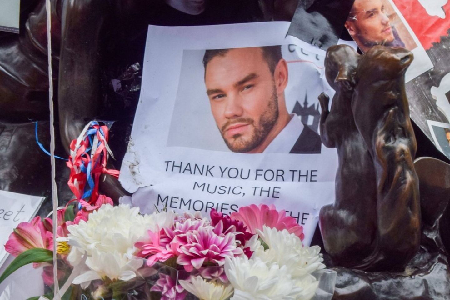 Los fanáticos instalaron un monumento en memoria del difunto ex as de One Direction cerca del lugar del accidente en Buenos Aires.