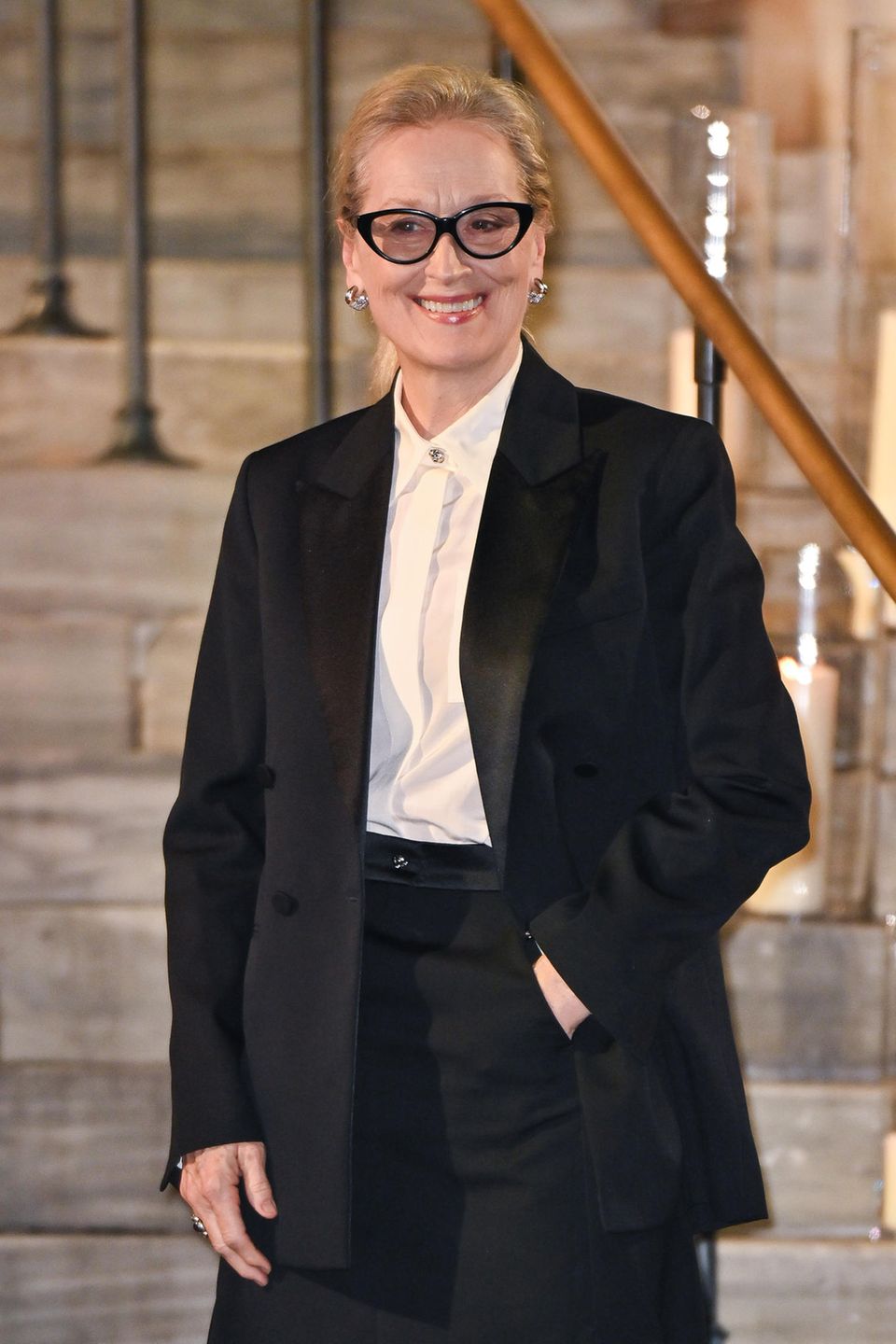 18 Jahre später trägt Meryl ihre Haare in einem helleren Blond. Ihre natürliche, unaufgeregte Schönheit ist nach wie vor ihr Markenzeichen. Und auch den dramatischen Brillen ist die Oscar-Preiträgerin treu geblieben.