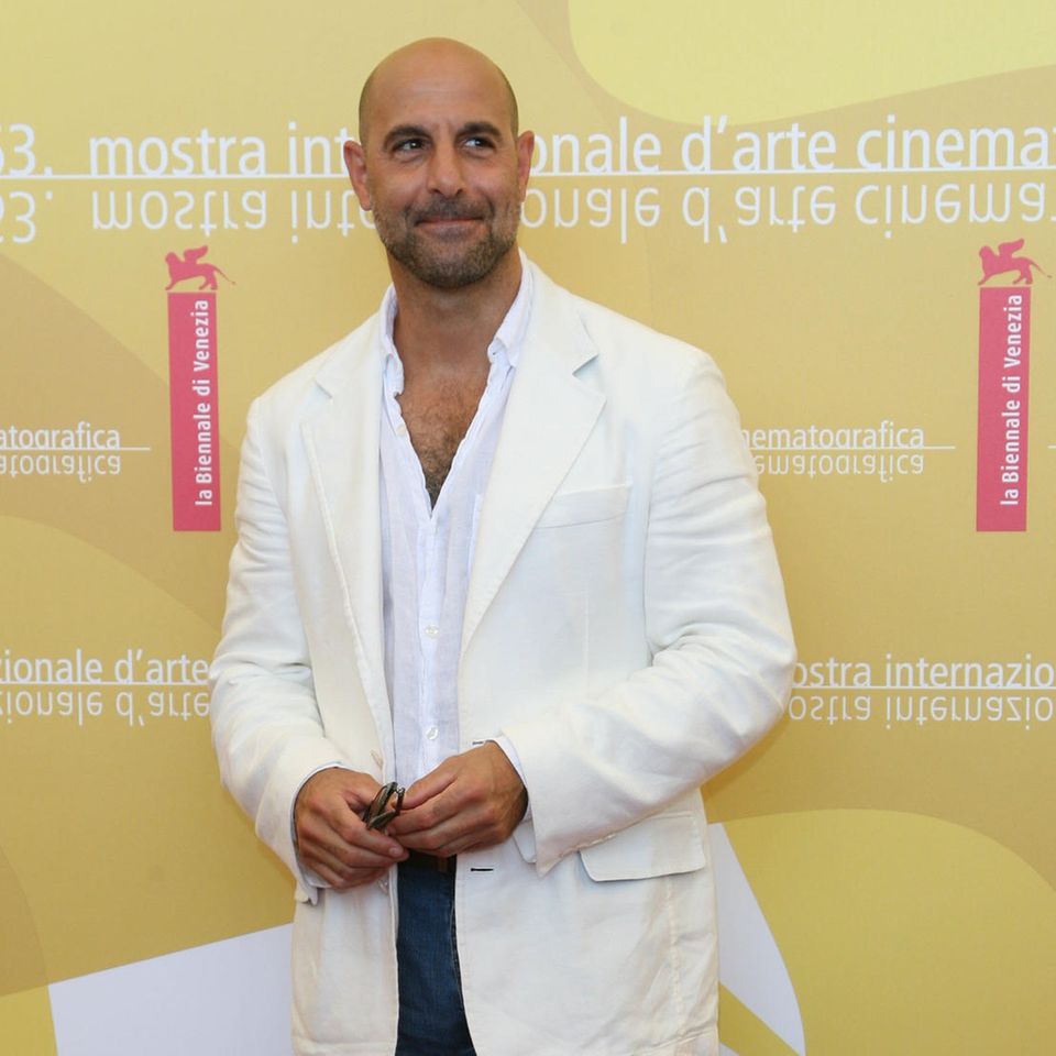 Er gehörte zu beliebtesten Charakteren des Films: Stanley Tucci. Während seine Filmfigur auf extravagante Modeelemente setzt, präsentiert sich der Schauspieler im wahren Leben deutlich entspannter. 