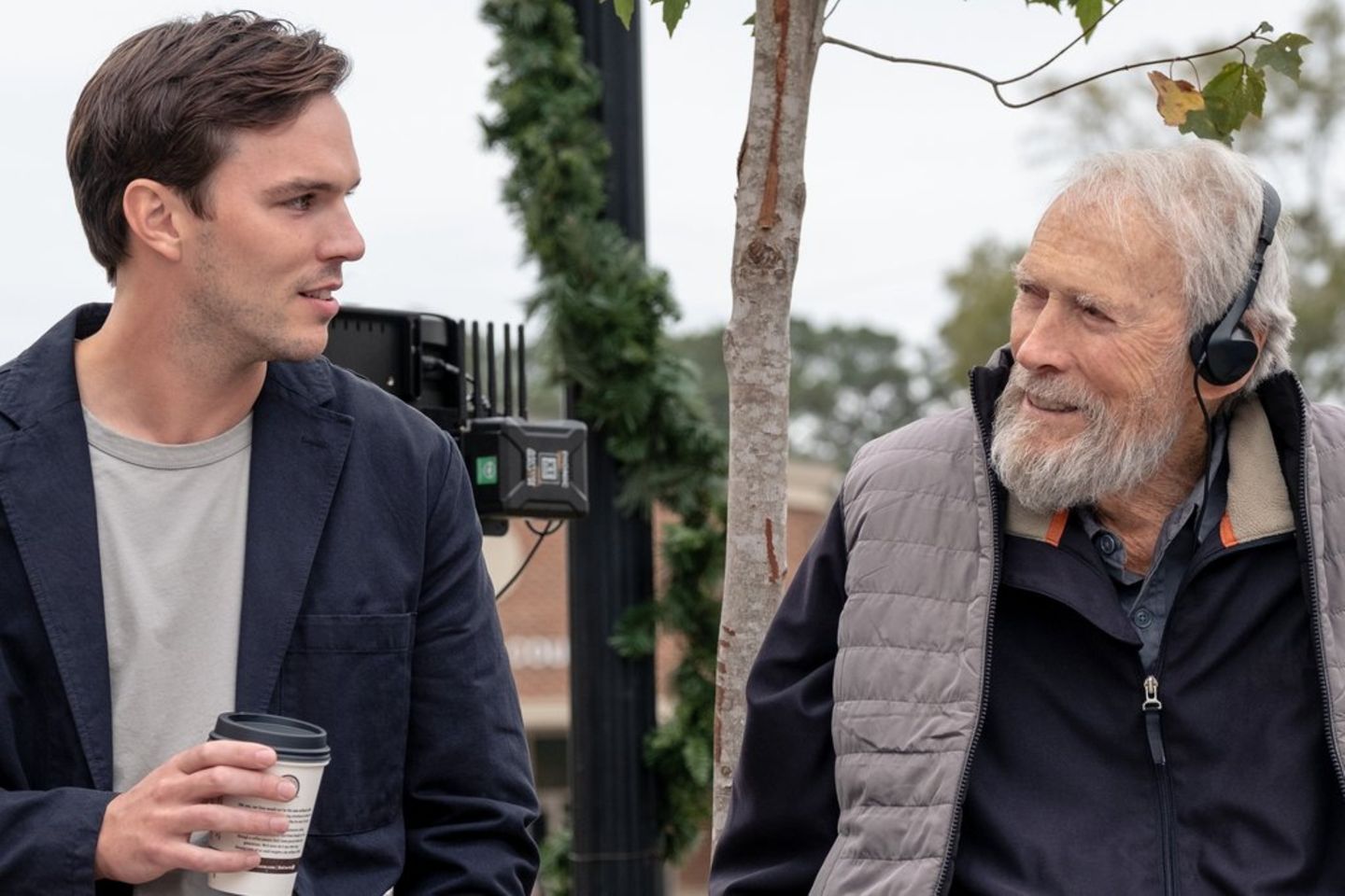 Clint Eastwood (right) and Nicholas Hoult at Dreharbeiten "Jury #2".