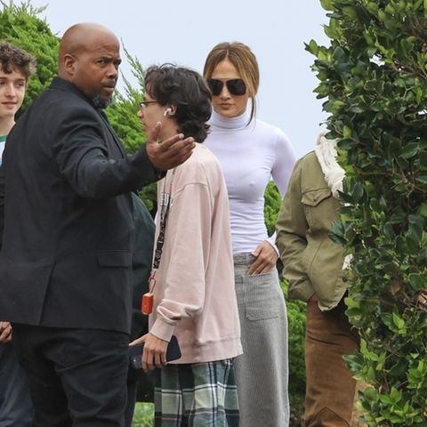 Jennifer Lopez verlässt mit ihrem Manager Benny Medina und ihren Kindern das Luxus-Restaurant Nobu 0.667