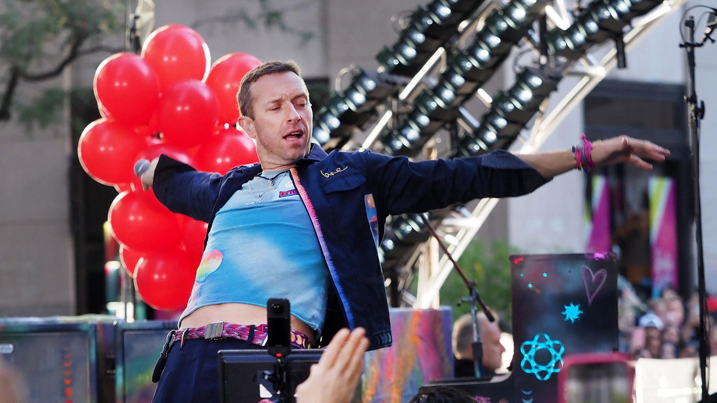 chris-martin-coldplay-s-nger-st-rzt-in-ein-loch-auf-der-b-hne