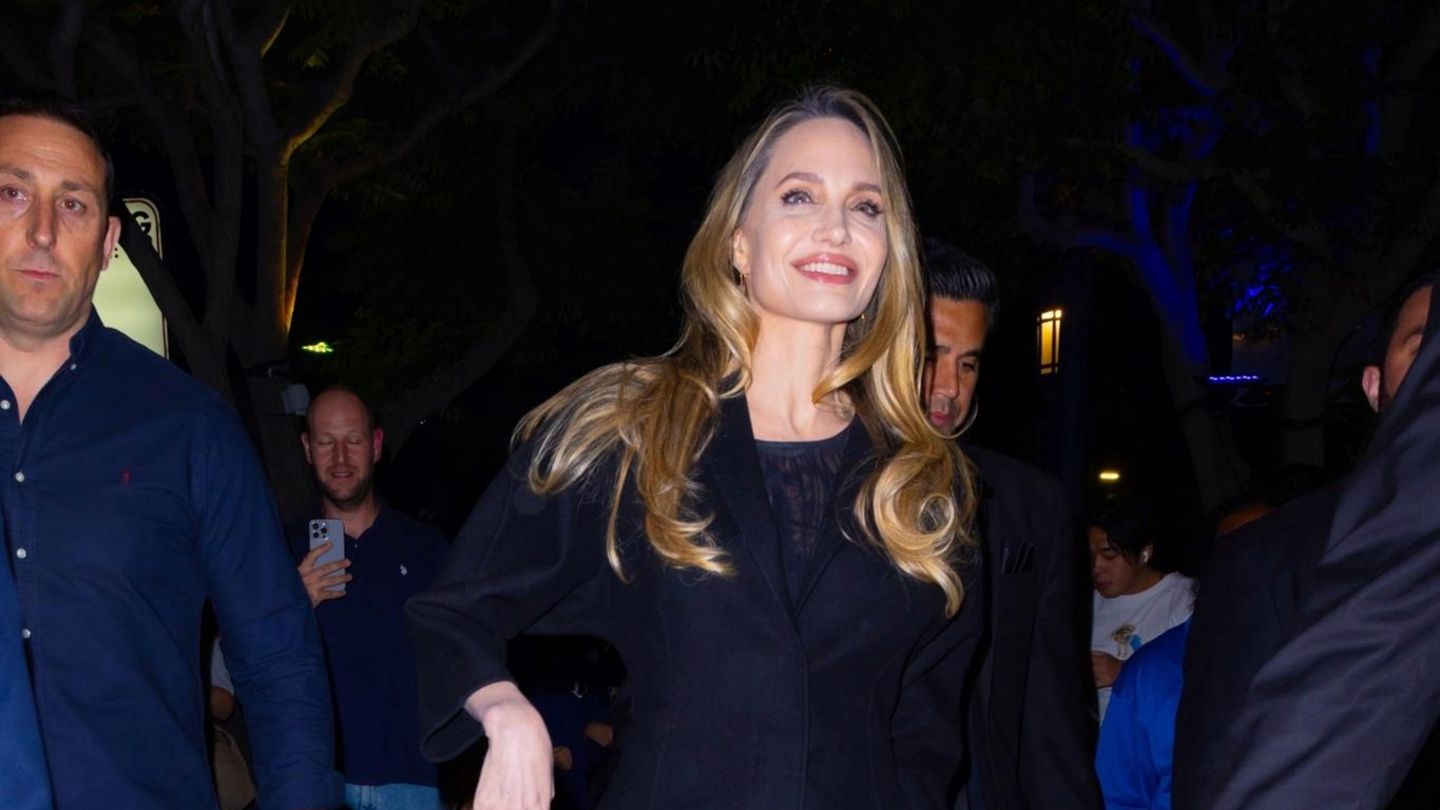 Fashion-Looks-Angelina-Jolies-monochromer-Look-birgt-eine-berraschung