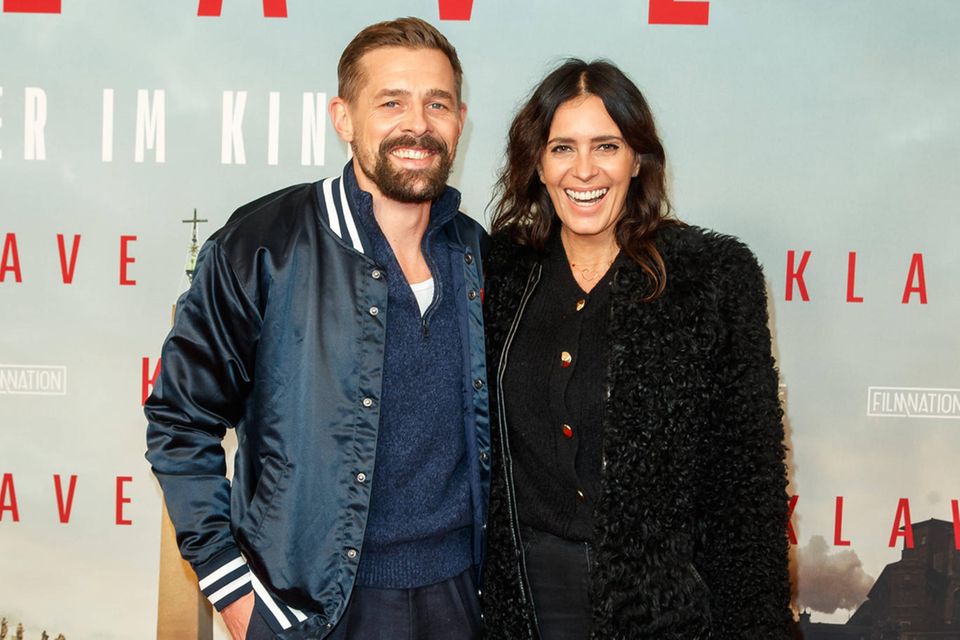 Ein Auftritt mit Seltenheitswert: Klaas Heufer-Umlauf zeigt sich mit seiner Partnerin Doris Golpashin bei der Deutschlandpremiere des Kinofilms Konklave. Während sie sich elegant in Schwarz in Schale geworfen hat und mit ihrer Chanel-Tasche Luxus versprüht, geht es Klaas deutlich legerer an. In College-Jacke, Buntfaltenhose und Strickpullover wirkt er fast deplatziert auf dem roten Teppich. 0.6665