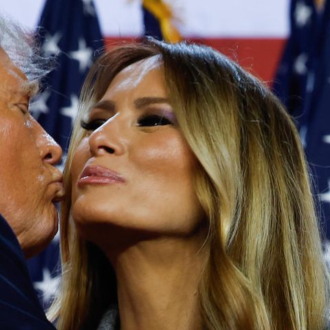 Melania Trump: "Sie kann ihn nicht leiden!" Ihre Geste sorgt für Spott 1.4993