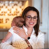 8. November 2024 Anfang August dieses Jahres hat Prinzessin Iman das Licht der Welt erblickt und damit nicht nur Kronprinz Hussein von Jordanien erstmals zum Vater gemacht, sondern auch Königin Rania von Jordanien erstmals zur Großmutter. Seitdem passt die stolze Oma immer mal wieder auf ihre Enkeltochter auf – und lässt sie nun an einer "Zoom-Vorstandssitzung Anfang dieser Woche" teilnehmen, wie Rania auf Instagram schreibt. Es war Imans erstes Zoom-Meeting. Denn Rania kann ihre süße Enkelin nur schwer aus den Händen geben. Verständlicherweise!