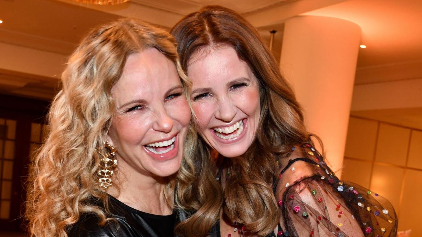 Stars-auf-Events-Wiedersehensfreude-bei-den-Moderatorinnen-in-Berlin