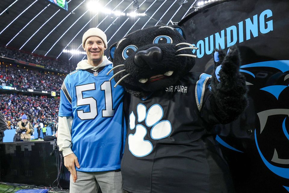 Manuel Neuer with the Carolina Panthers mascot