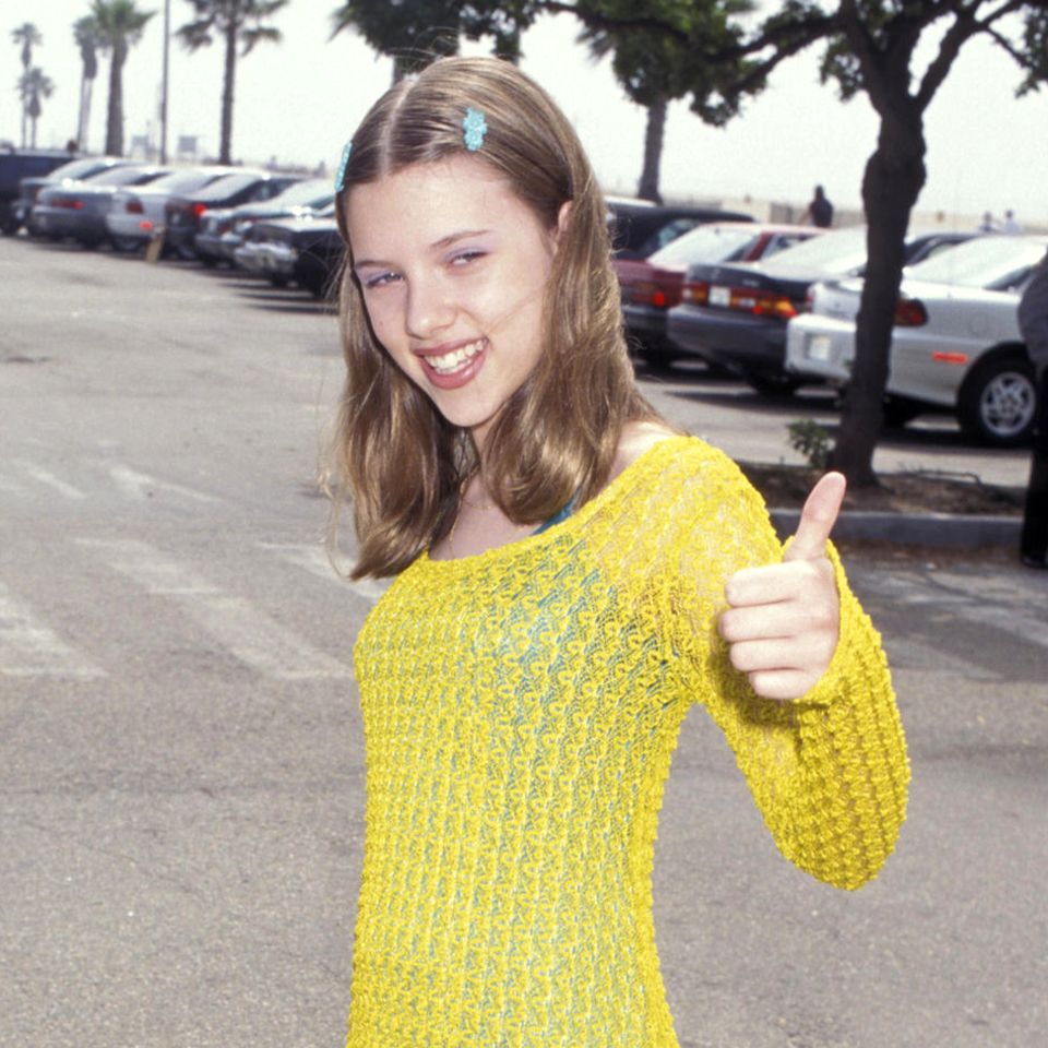 California dreaming: Scarlett Johansson hat sich dem Boho-Stil der Kalifornierinnen angepasst. Mit Strickkleid, Bikini und Haarspangen hat sie damals Elfjährige schon ihren eigenen Stil gefunden. Was sie damals bestimmt noch nicht wusste: Mit ihren Haaren wird sie noch das ein oder andere Experiment wagen. 