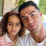 12. November 2024 "7 Jahre mit meiner Prinzessin! Herzlichen Glückwunsch zum Geburtstag, mein Schatz", schreibt Cristiano Ronaldo zu seinem neusten Foto auf Instagram und feiert damit Tochter Alana. Den Selfie-Blick hat sich die Kleine anscheinend schon von ihrem Papa abgeschaut, so cool wie sie hier in die Kamera blickt. 