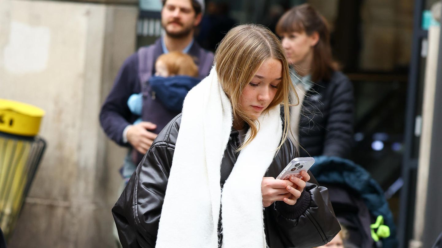 Modische-Minis-Mit-diesem-Accessoire-strahlt-Harper-Beckham-in-Paris