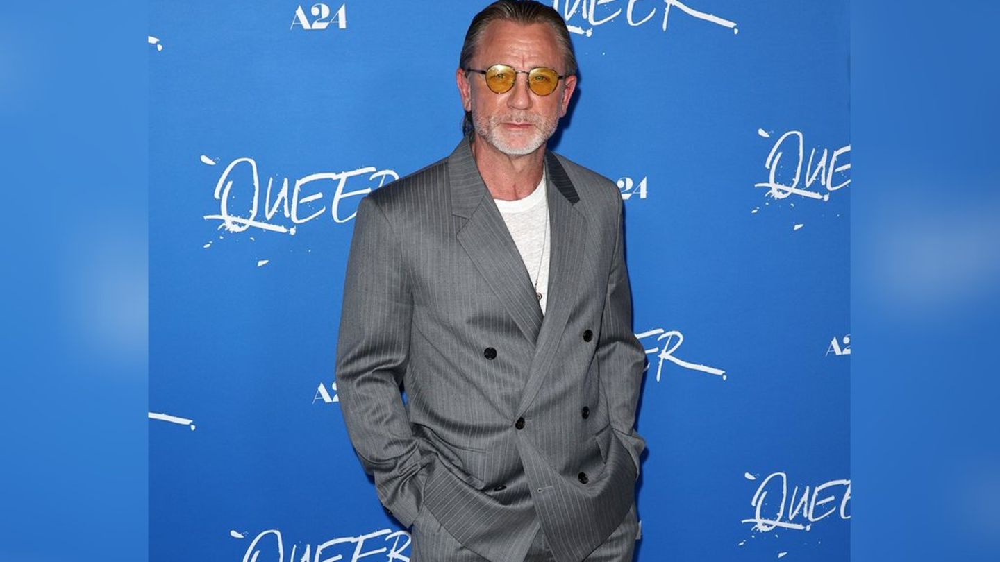 Daniel Craig bei der "Queer"-Premiere: Grauer Nadelstreifenanzug und gelbe Brille