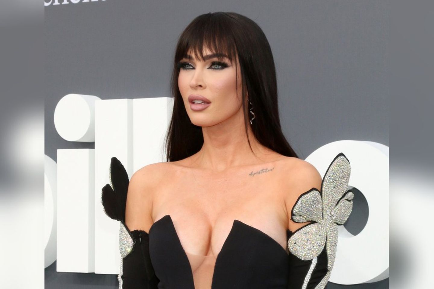 Megan Fox stands auf freizügige outfits.