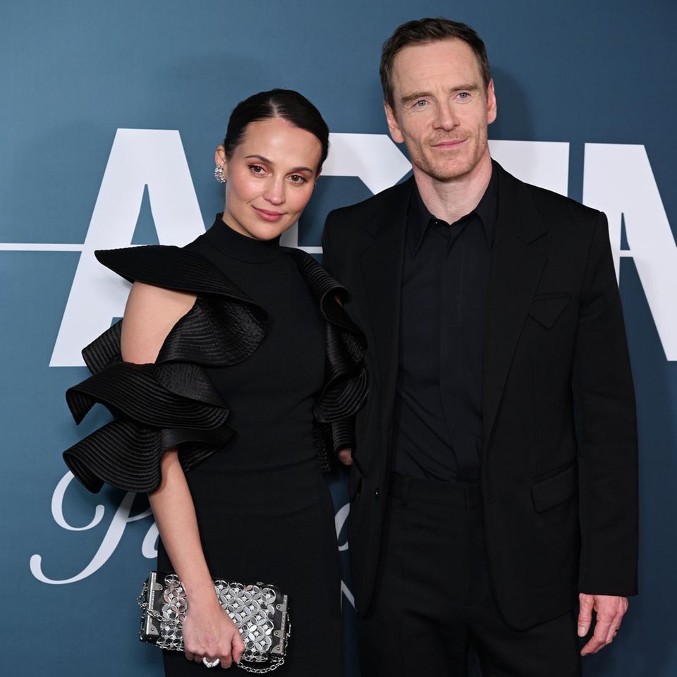 Im Juli durften Alicia Vikander und Michael Fassbender die freudige Meldung bekannt geben: Alicia hat ihr zweites Kind zur Welt gebracht. Nun zeigt sich das Paar, das seit 2017 verheiratet ist und vorwiegend ein entspanntes Leben fernab des Hollywood-Rummels genießt, erstmals seit der Geburt auf einem roten Teppich. Bei der Premiere von "The Agency" geben sie in eleganten schwarzen Outfits eine klare Botschaft: Wir gehören zusammen!