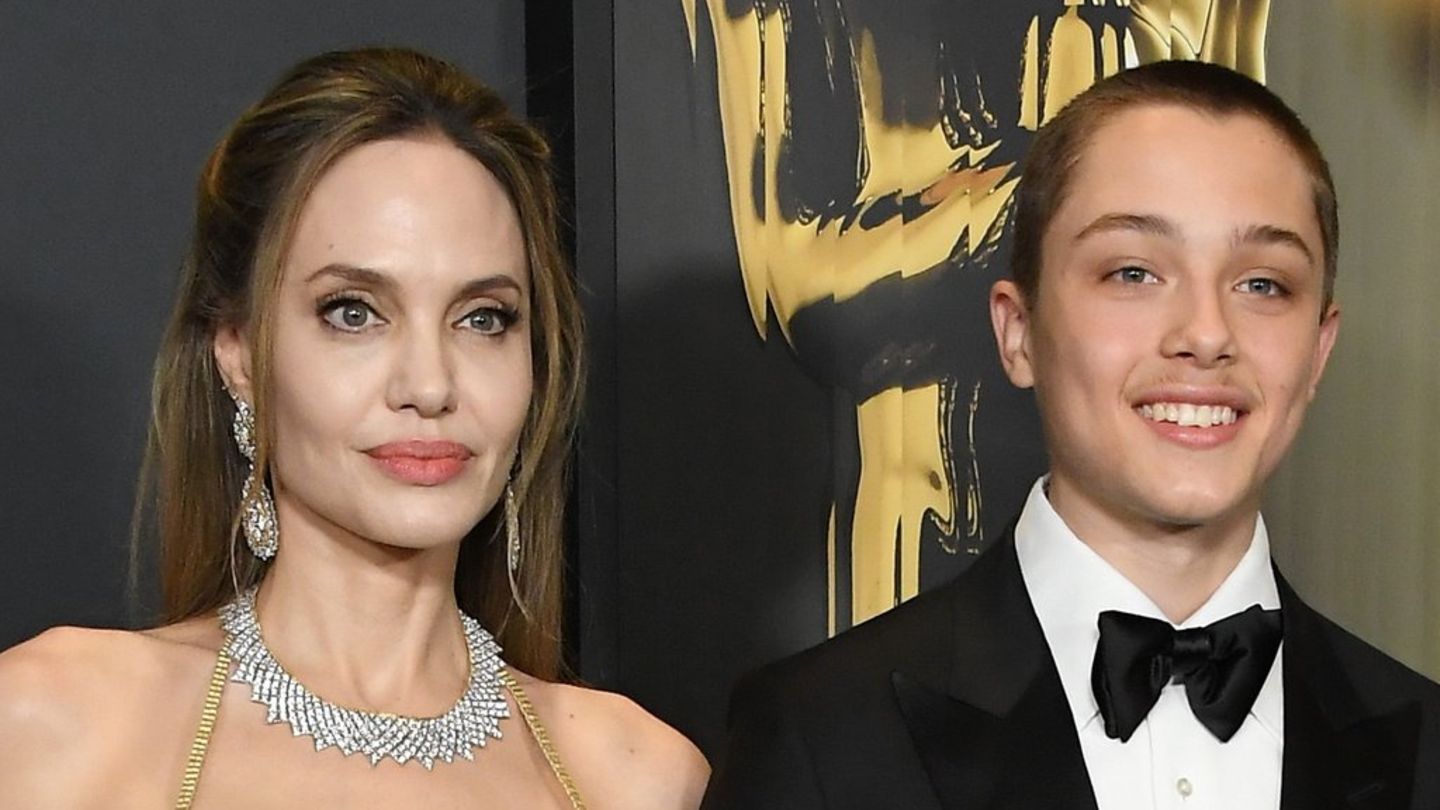 angelina-jolie-mit-sohn-knox-bei-preisverleihung