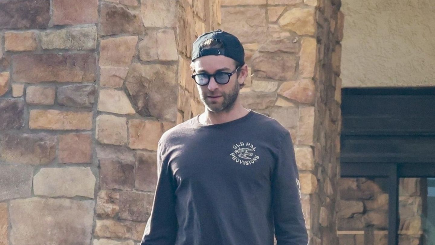 Shopping: Im lässigen Look erledigt Chace Crawford seine Einkäufe