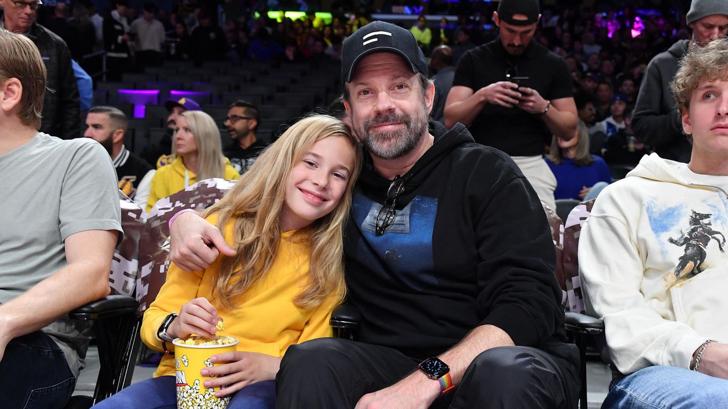 In der ersten Reihe : Hier sitzt Jason Sudeikis mit Sohn Otis in der ersten Reihe