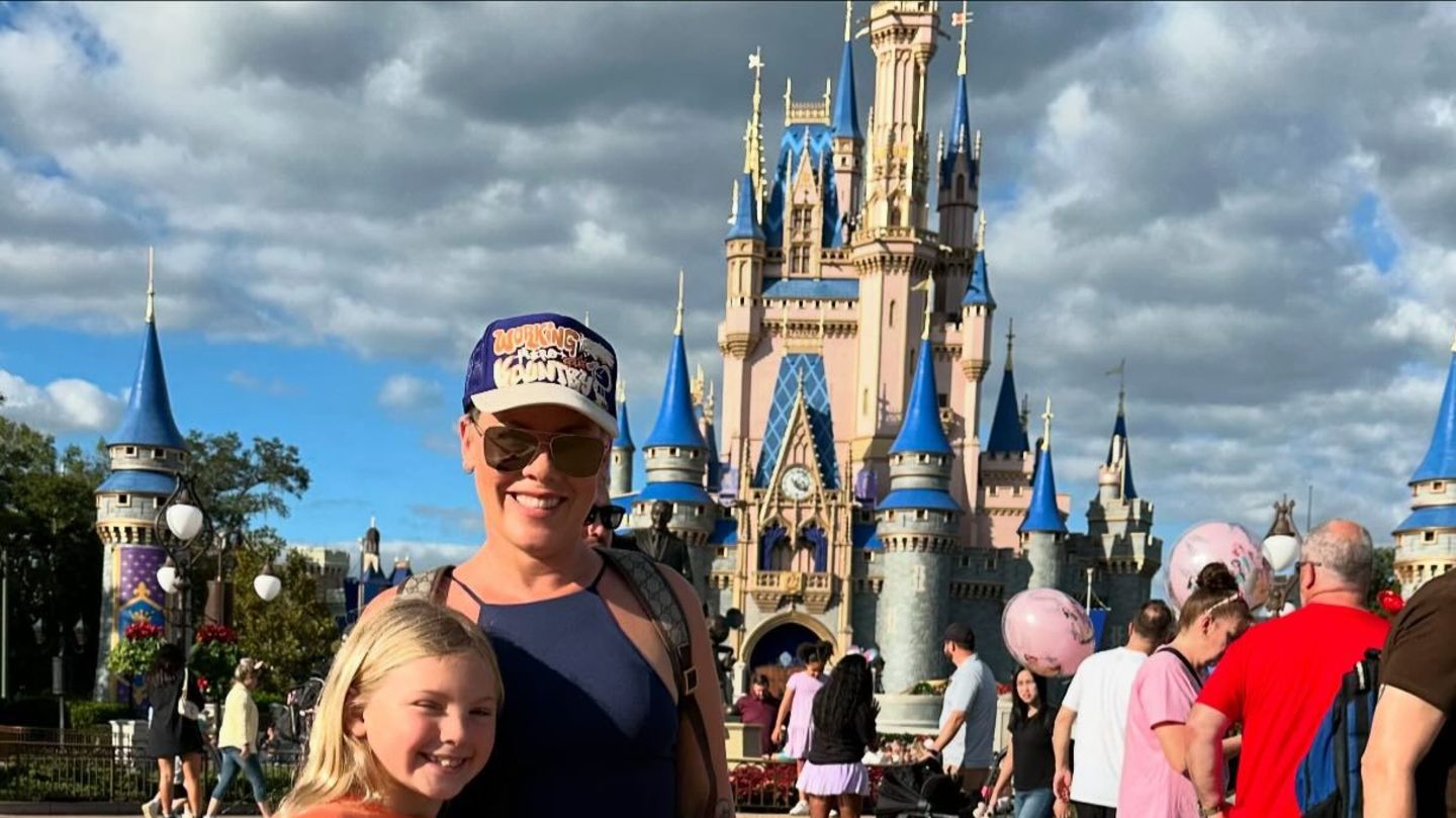 Pink + Carey Hart: Pink genießt Mutter-Sohn-Zeit im Disneyland