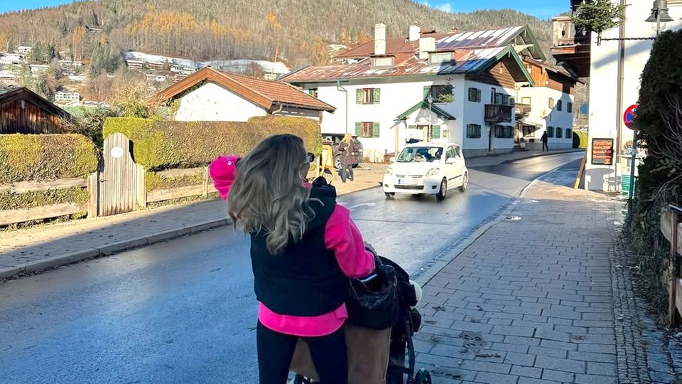 Anika Neuer ist mit dem Kinderwagen unterwegs.