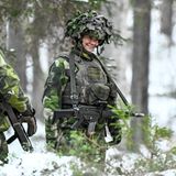 22. November 2024 Bei einer winterlichen Militärübung auf dem Marinestützpunkt Berga zeigt sich eine gut getarnte Prinzessin Victoria auch richtig gut gelaunt, und dass obwohl es bei diesem Training mit viel Schnee alles andere als gemütlich sein dürfte.