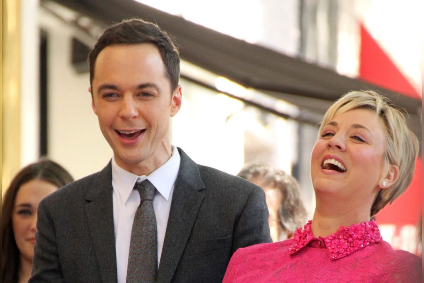 Jim Parsons and Kaley Cuoco one day learn about Set von "The Big Bang Theory" Kennen.