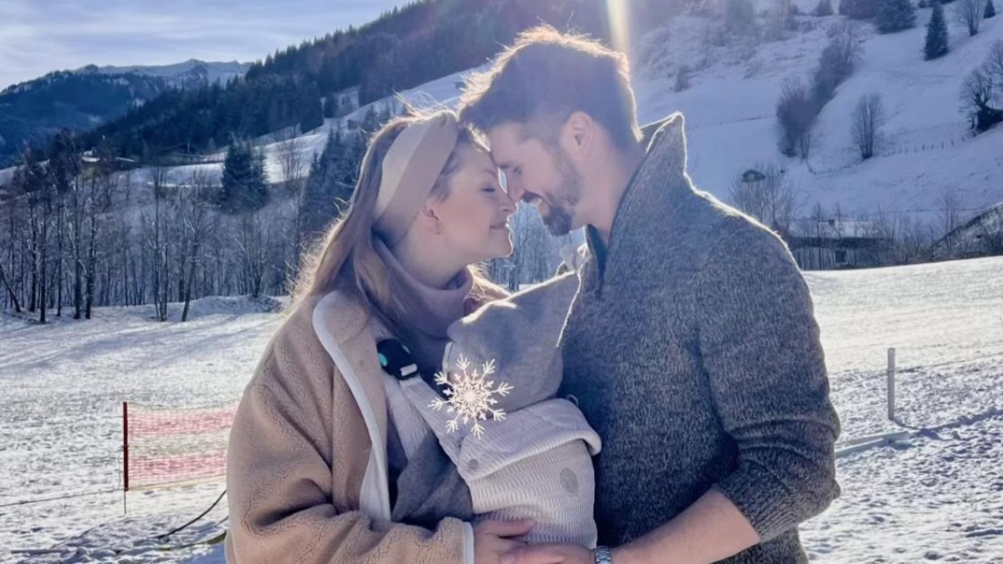 Familien-Style: Mit Baby! Jana und Thore Schölermann genießen den Schnee in abgestimmten Looks