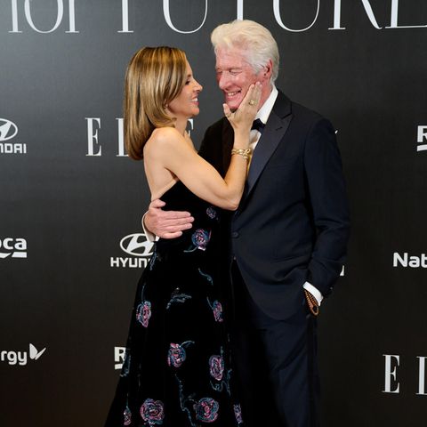 Was für ein süßer Moment! Richard Gere und Alejandra Silva verzaubern auf dem roten Teppich der "Elle For Future"-Awards in Madrid. Alejandra strahlt in einer traumhaften schwarzen Robe mit floralen Details, während Richard mit klassischem Smoking Eleganz pur verkörpert.  0.667