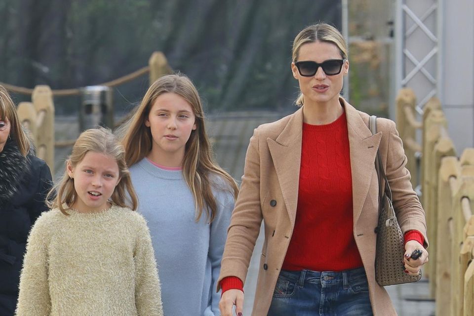 Was für ein süßer Freizeit-Look! Michelle Hunziker besucht mit ihren beiden Töchtern Sole und Celeste den Themenpark "Dinos Alive" in der Nähe von Mailand und wählt dafür einen Mix aus Chic und lässig. Zur ausgewaschenen Bluejeans stylt die Moderatorin einen roten Strickpullover und braune Wildlederloafer mit derber Sohle. Für ein bisschen Glam im Freizeitpark sorgen Wollblazer und Tote Bag. Noch süßer: Auch ihre beiden Girls scheinen sich ein bisschen an Mamas Farbpalette angepasst zu haben und verstecken unter ihren Pullis Shirts in Rot und Rosa. 0.667