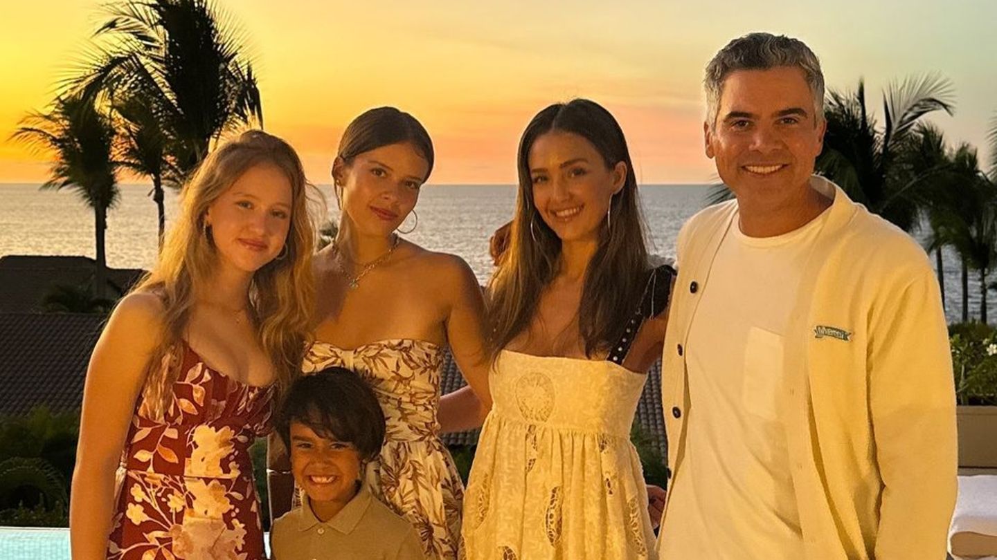 Familien-Style: Jessica Alba und Cash Warren posieren mit ihren drei Kindern