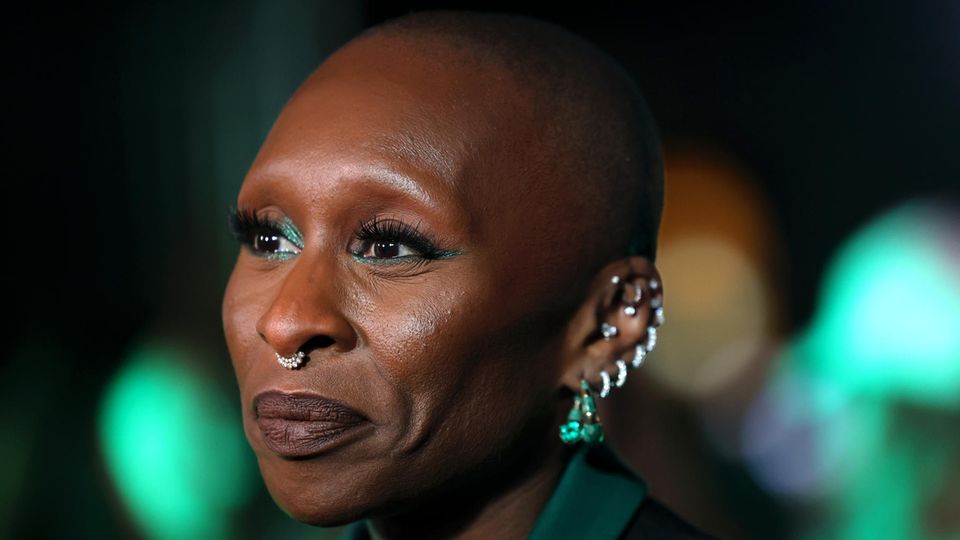 Für ihre Rolle als Elphaba rasiert sich Cynthia Erivo Kopf und Augenbrauen. Im Film trägt sie Ohrprothesen, da man die Piercings nicht sehen sollte. 