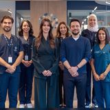 1. Dezember 2024 Prinzessin Rajwa und Kronprinz Hussein besuchen am Wochenende das Behandlungs- und Rehabilitationszentrum "Seeds of Hope" in Jordanien. Das Zentrum ist spezialisiert auf Logopädie und Sprachtherapie für Kinder und Erwachsene. Gemeinsam posiert das Prinzenpaar für ein Foto mit den Ärzt:innen der Klinik. 
