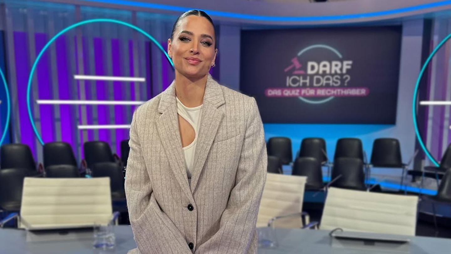 Fashion-Looks-von-Frauke-Ludowig-Co-Sie-posiert-l-ssig-im-Studio-und-das-f-llt-auf