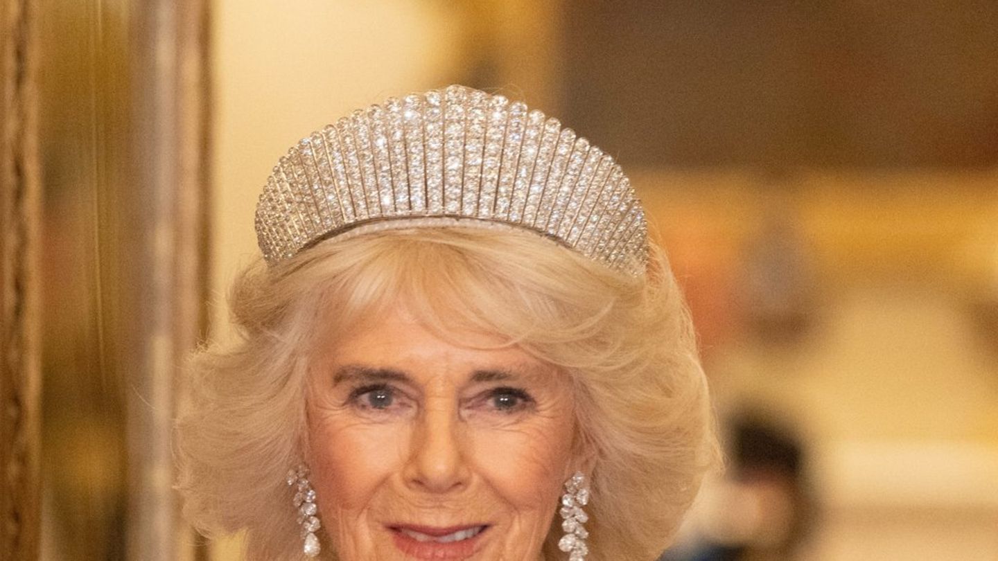 erinnerung-an-queen-elizabeth-ii-camilla-tr-gt-besondere-tiara