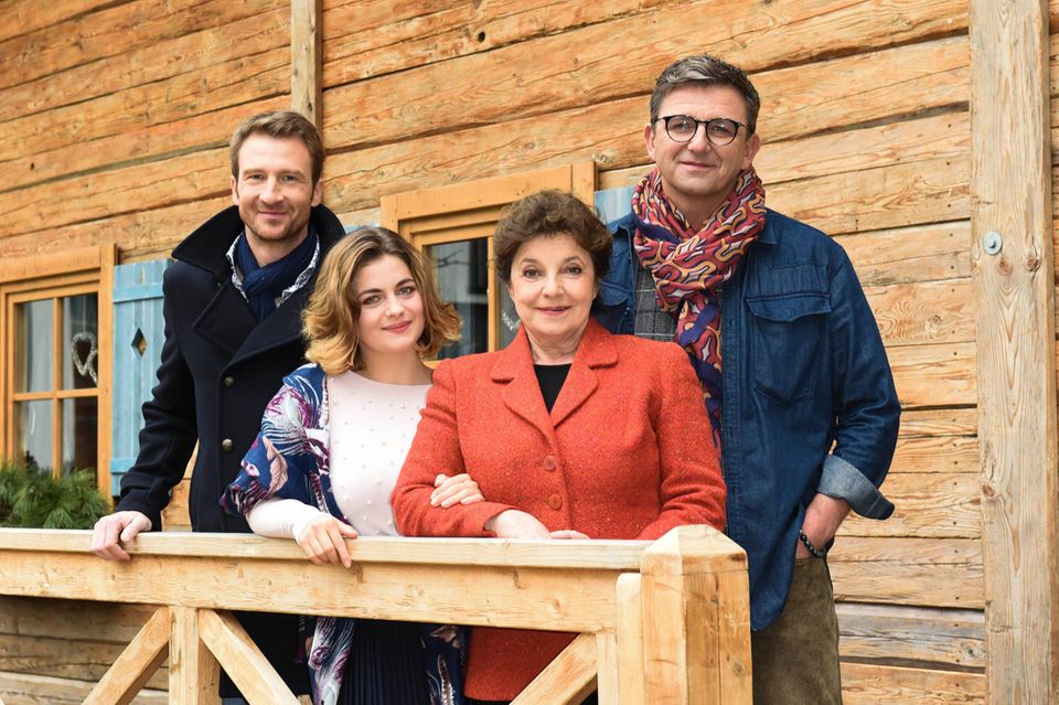 Heiko Ruprecht, Ronja Forcher, Monika Baumgartner und Hans Sigl (v.l.n.r.) spielen in "Der Bergdoktor" eine Famile.